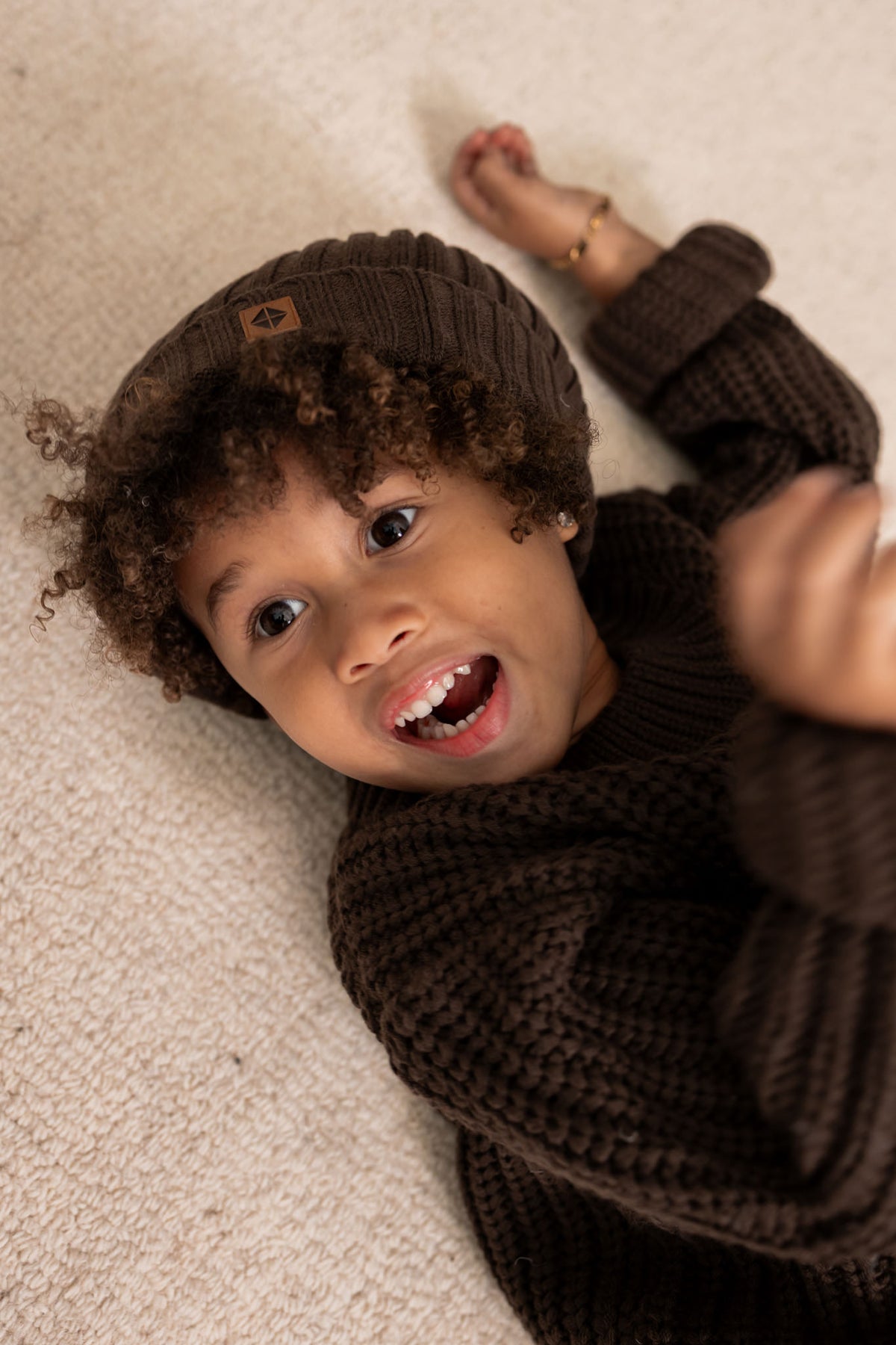 Boy wearing Chunky knit sweater and Chunky knit ribbed beanie in Espresso