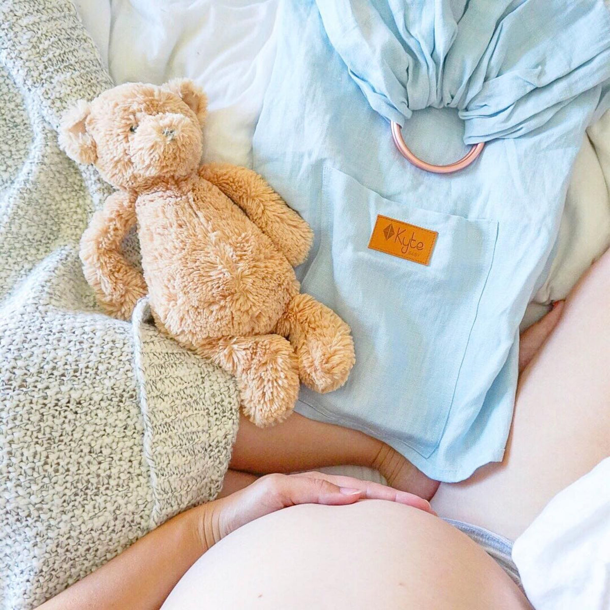 Pregnant moms belly over kyte babys registry 
