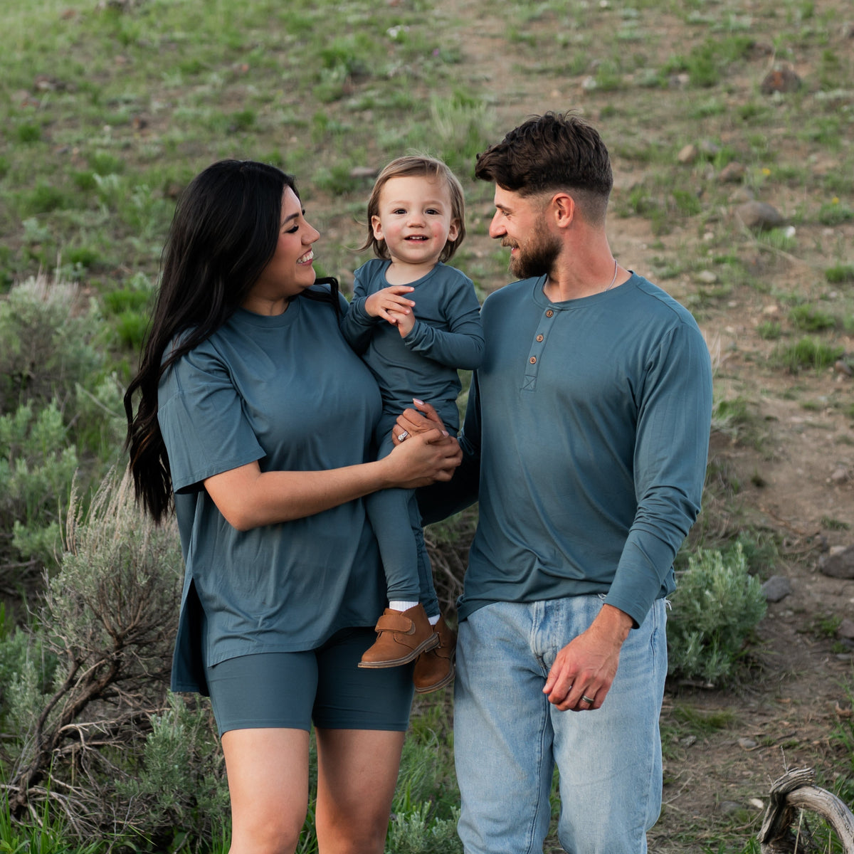 Cozy and Stylish Thanksgiving Outfits for the Whole Family