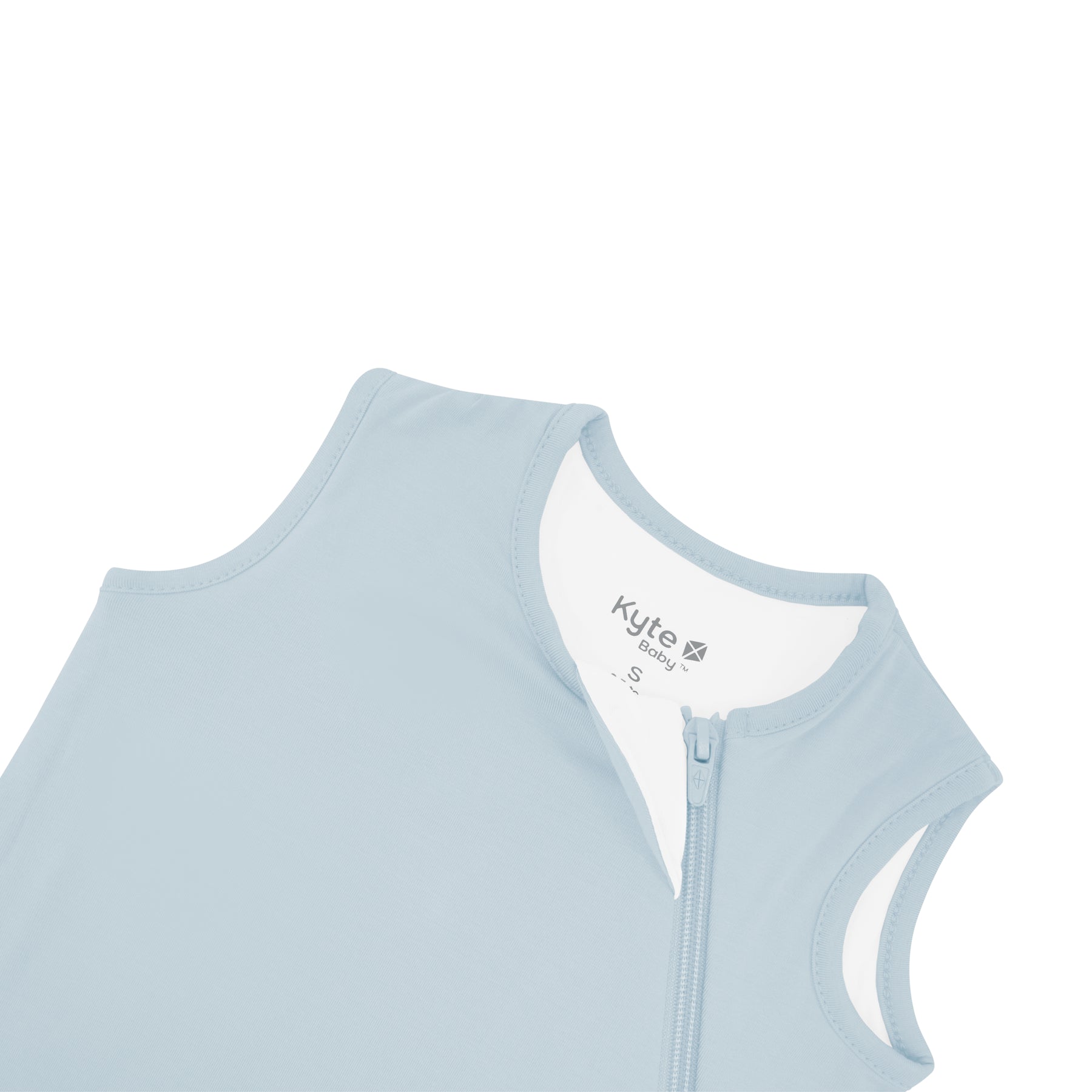 Close up of zipper garage and top zipper of the 0.5 Tog Sleep Bag in Fog