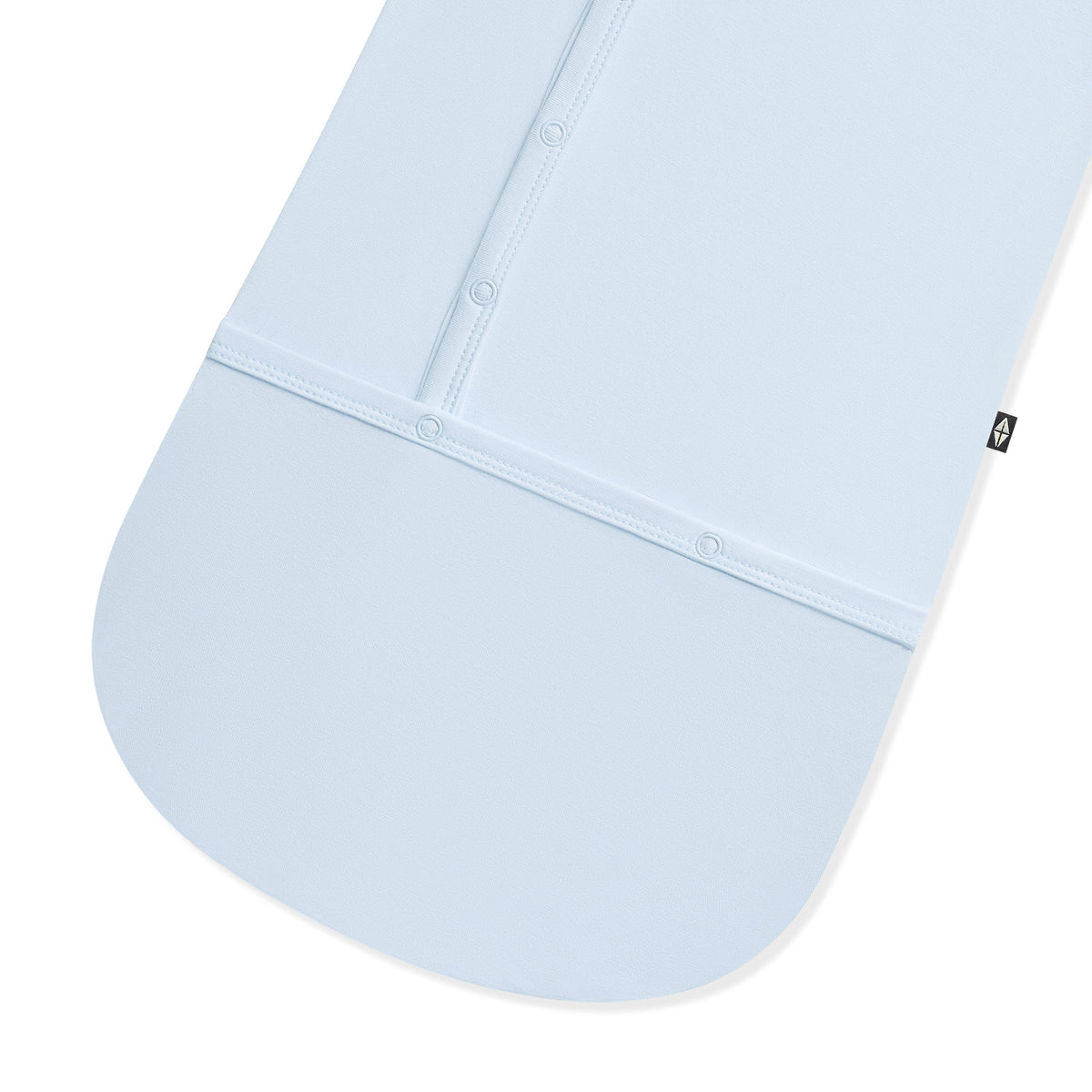 Close up of the flipback snap closures on the Bundler in Breeze