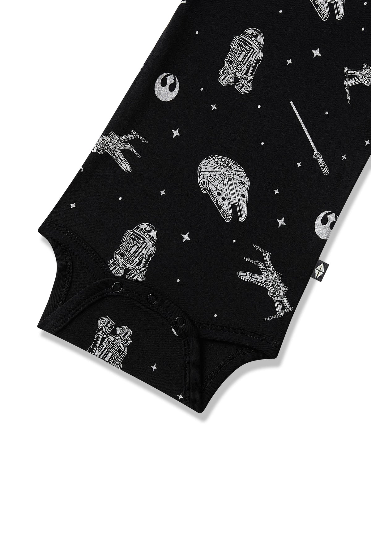Close up of the snaps on the Polo Bodysuit in STAR WARS™