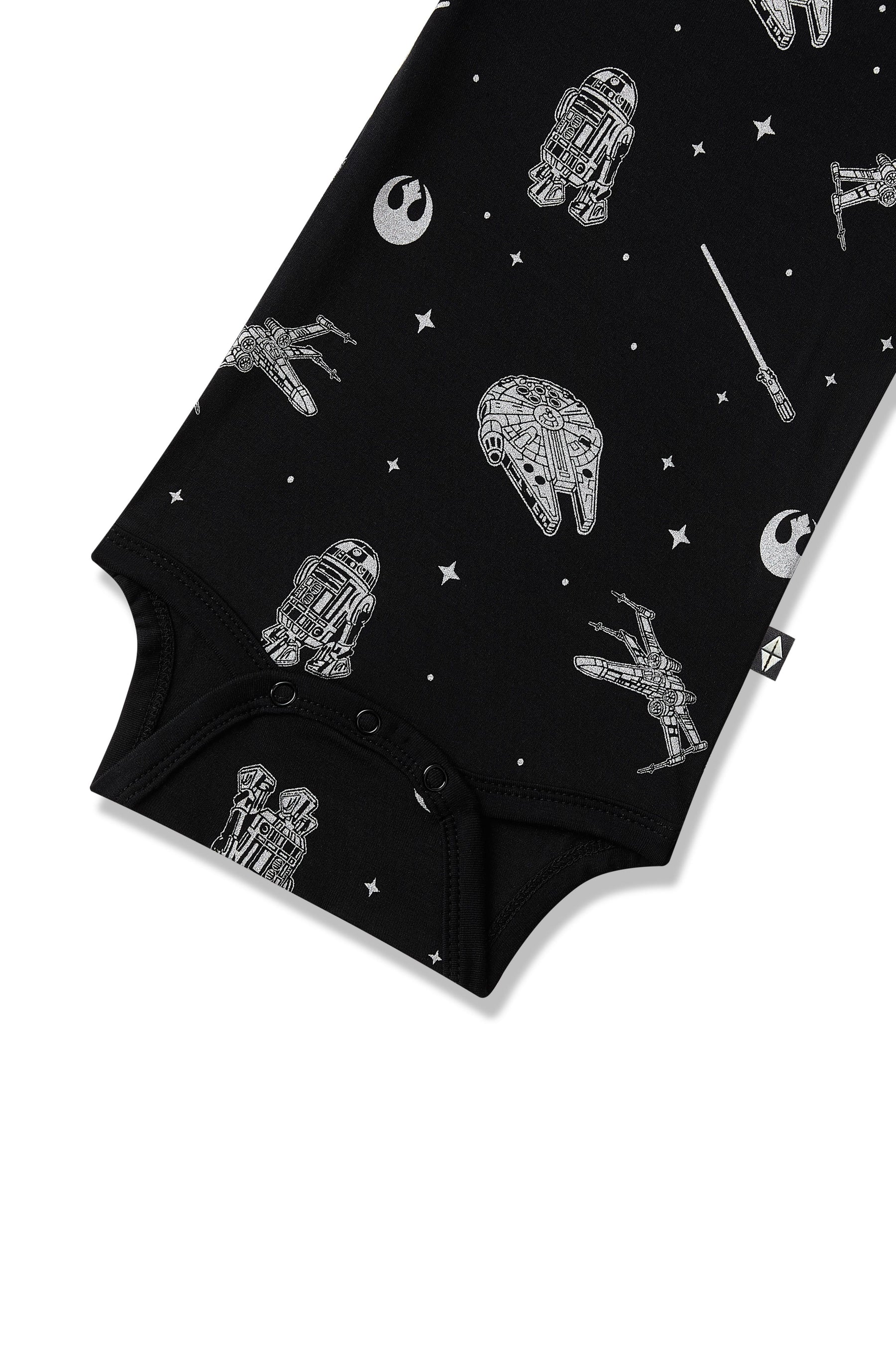 Close up of the snaps on the Polo Bodysuit in STAR WARS™