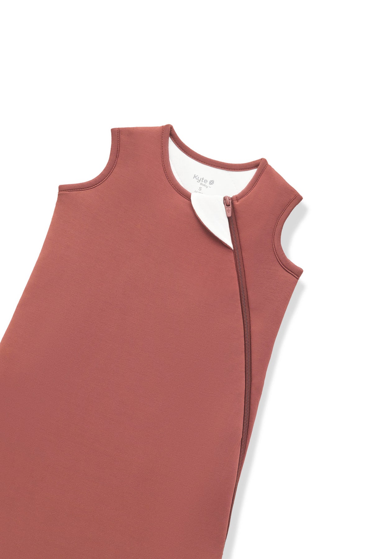 Sleep Bag in Ember 2.5 with zipper garage on a white background