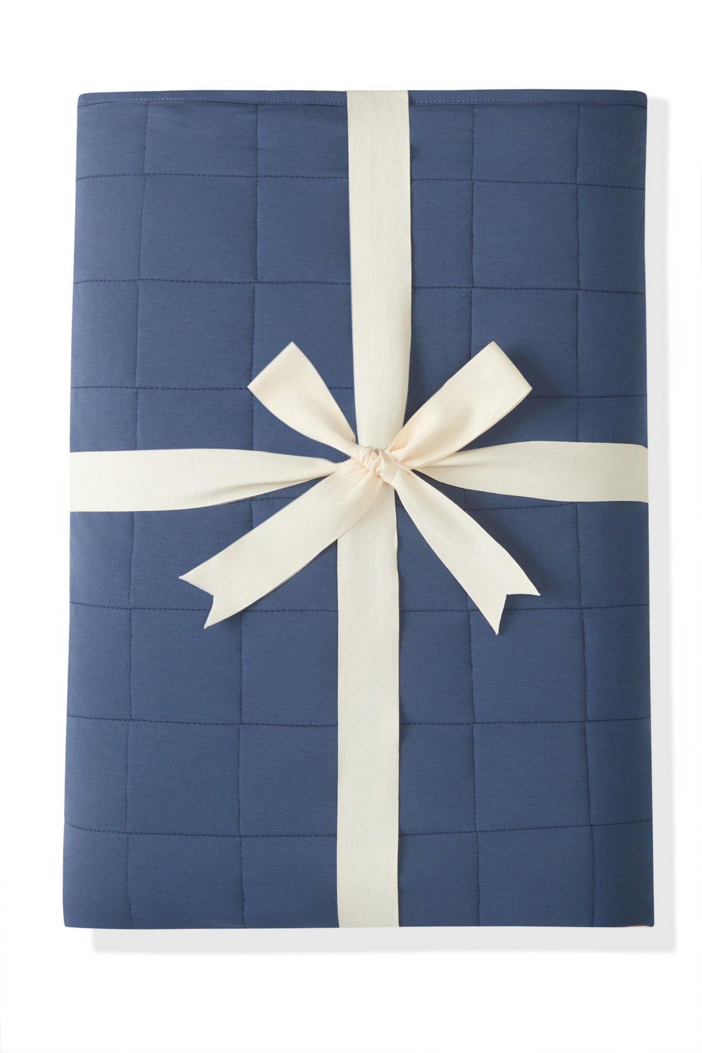Youth Blanket in Oxford 2.5 packed in a ribbon on a white background