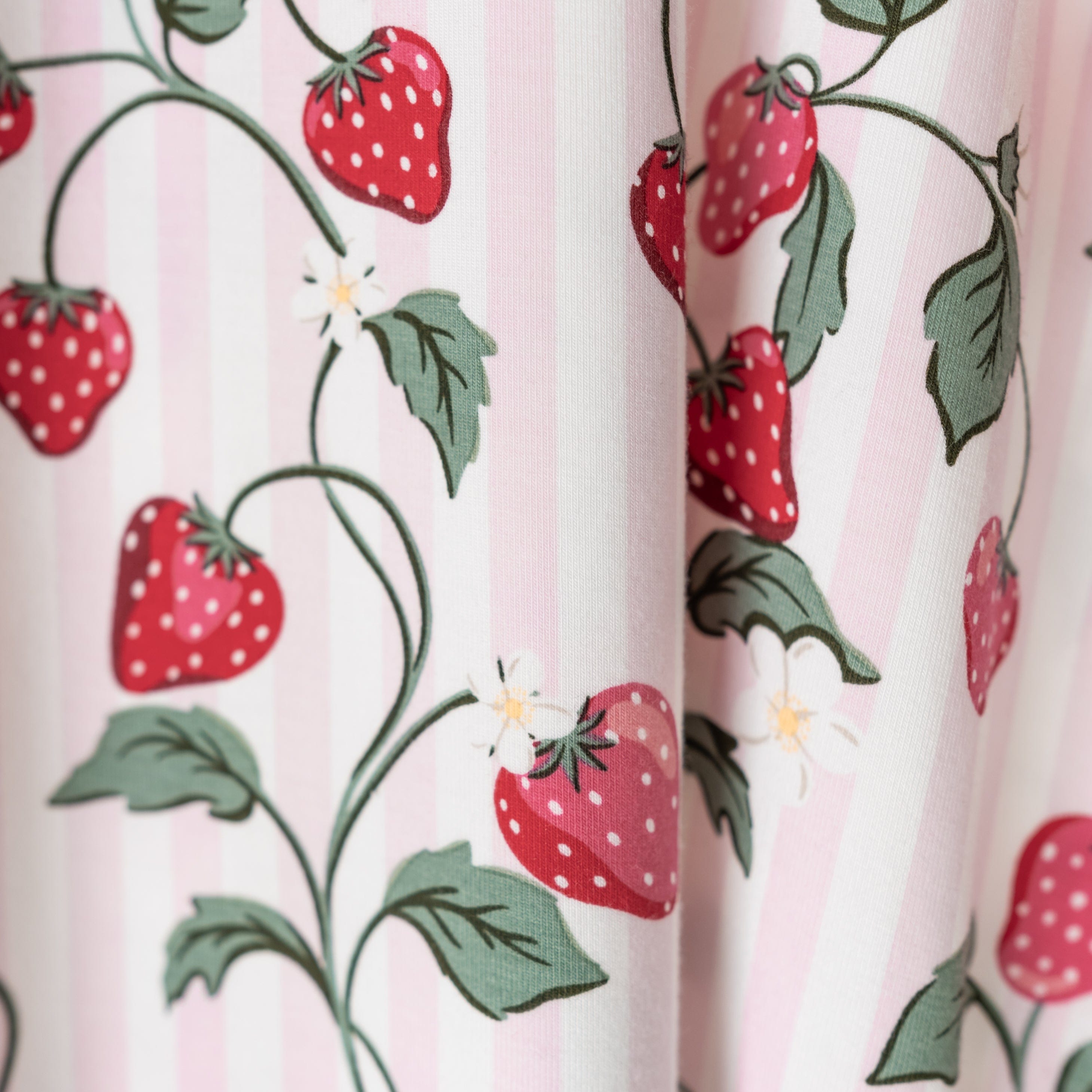 Close up on kyte baby strawberry fields print