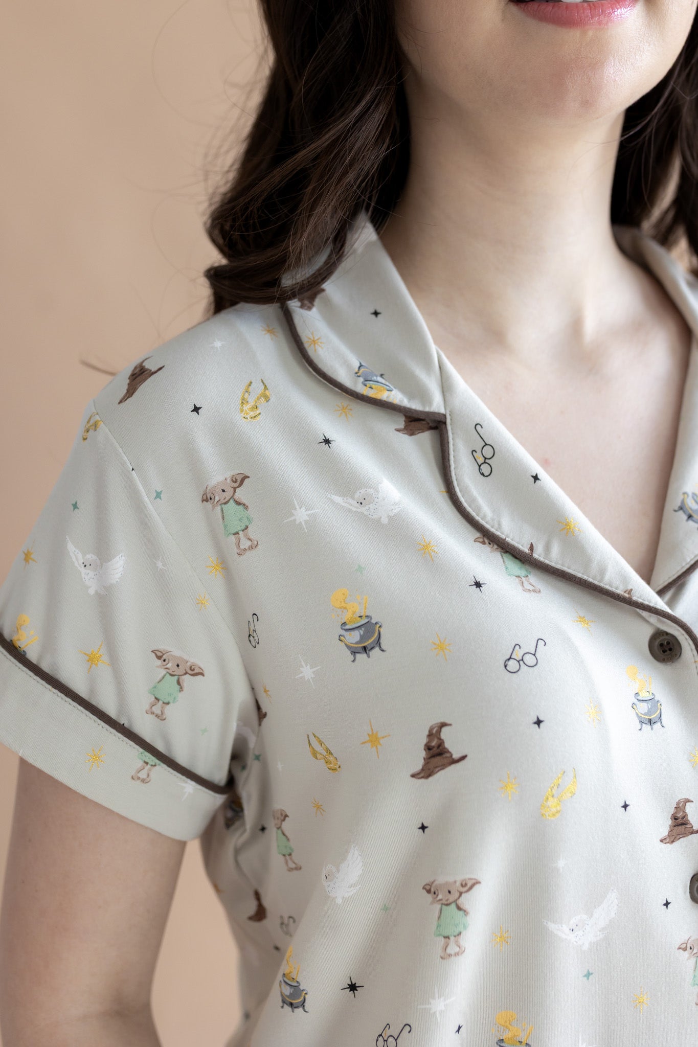 Women's Short Sleeve Shirt with Harry Potter prints on a beige background