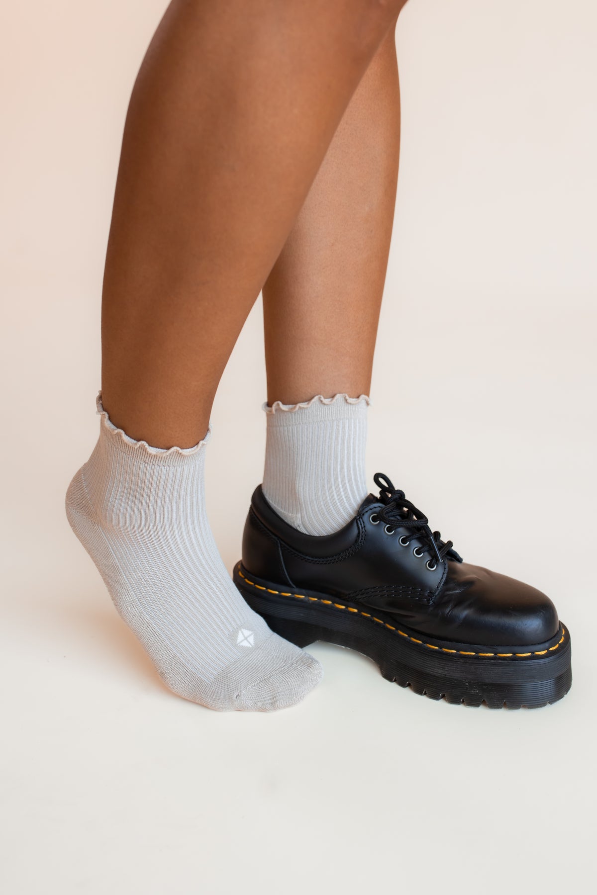 Women's Ruffle Socks in Oat