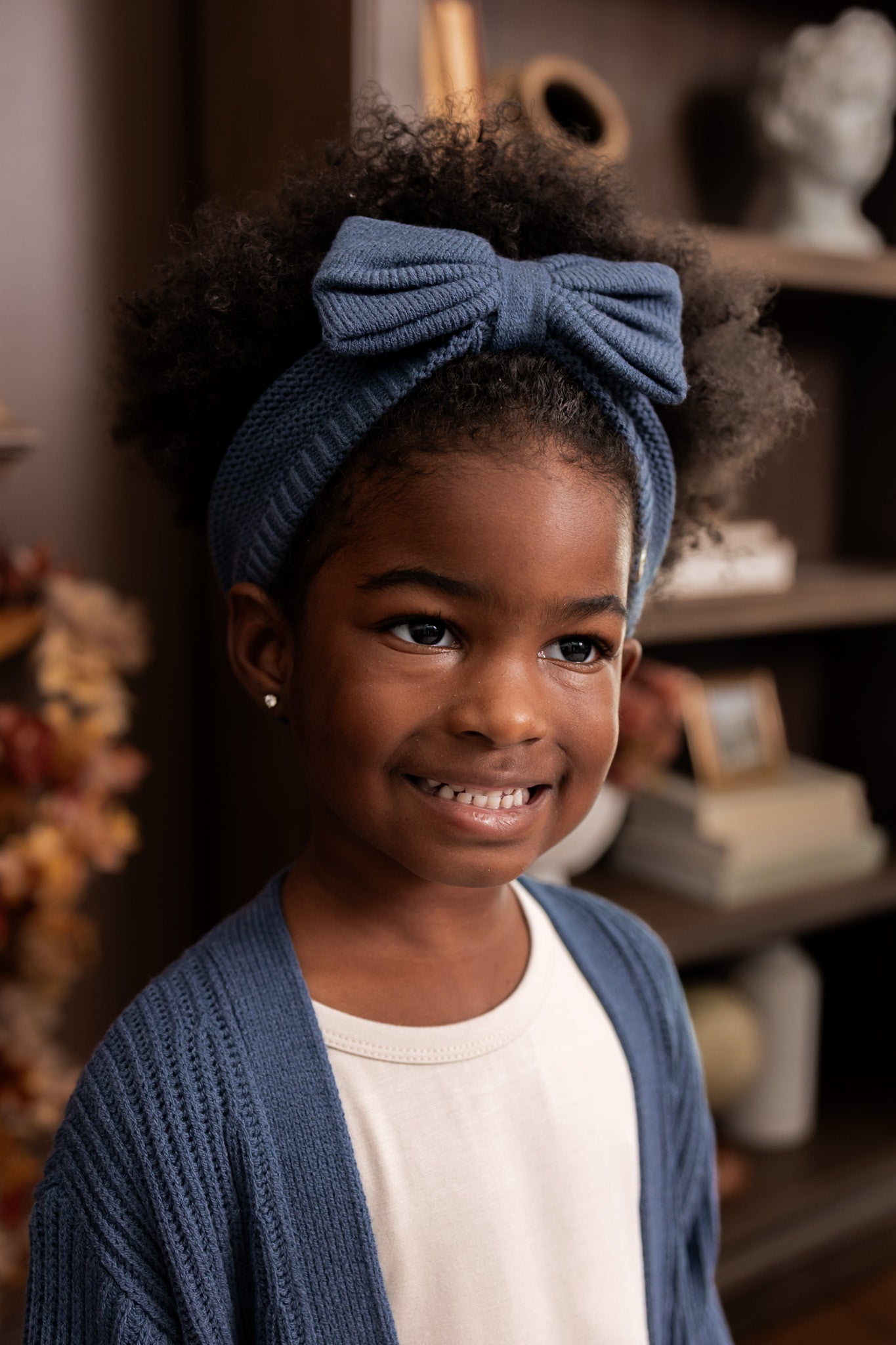 Modal wearing Chunky Knit Bow Headband in Oxford over white T-shirt and Chunky knit oversized cardigan in oxford
