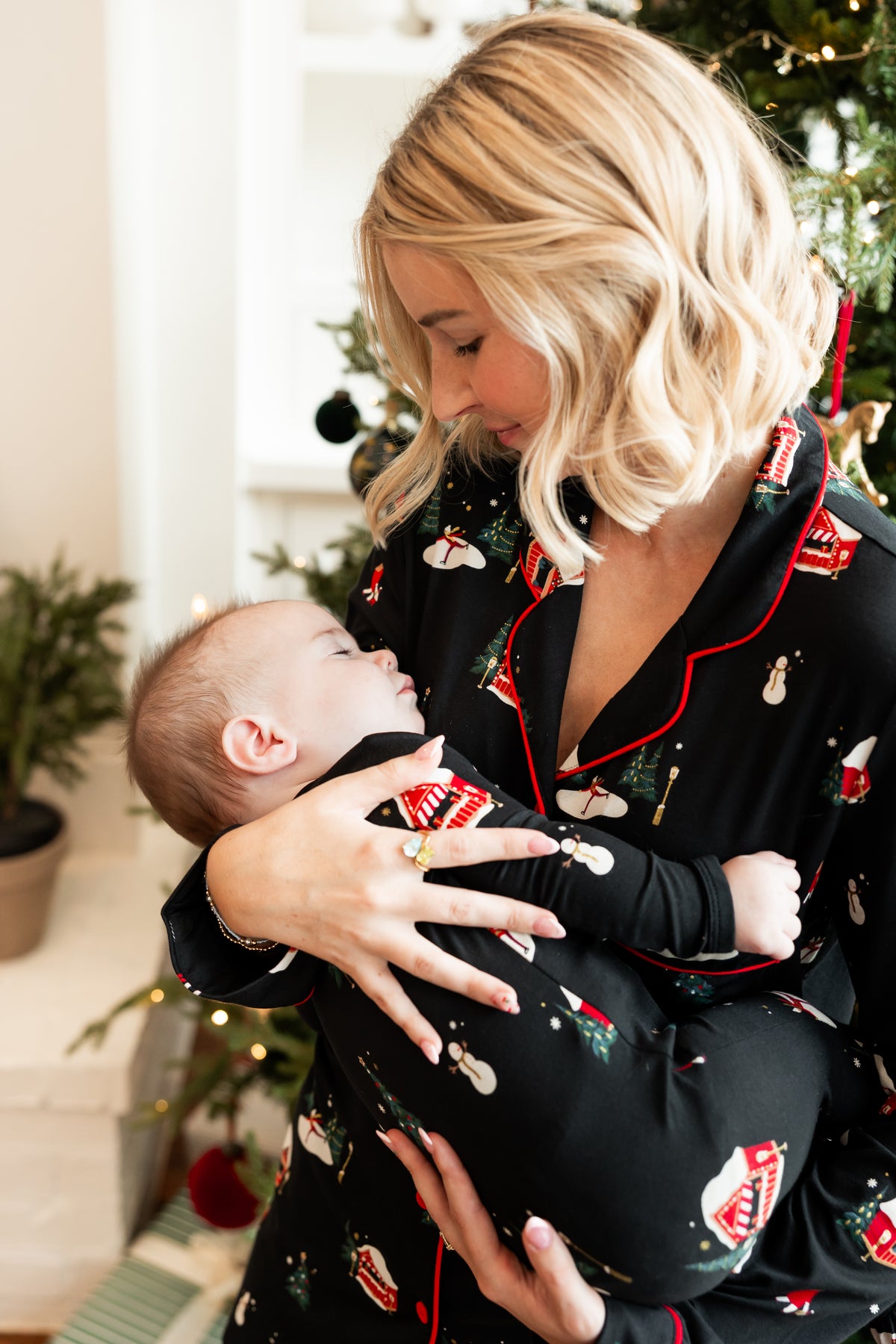 Long-Sleeved Women's Pajama Set in Winter Wonderland
