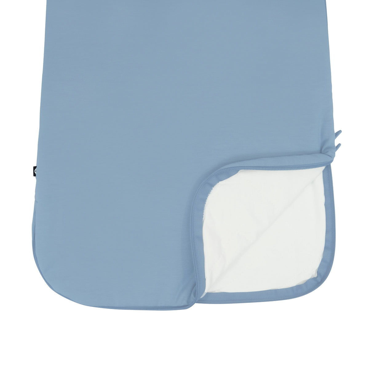 Close up of unzipped dual zipper on the Sleep Bag in Slate 1.0