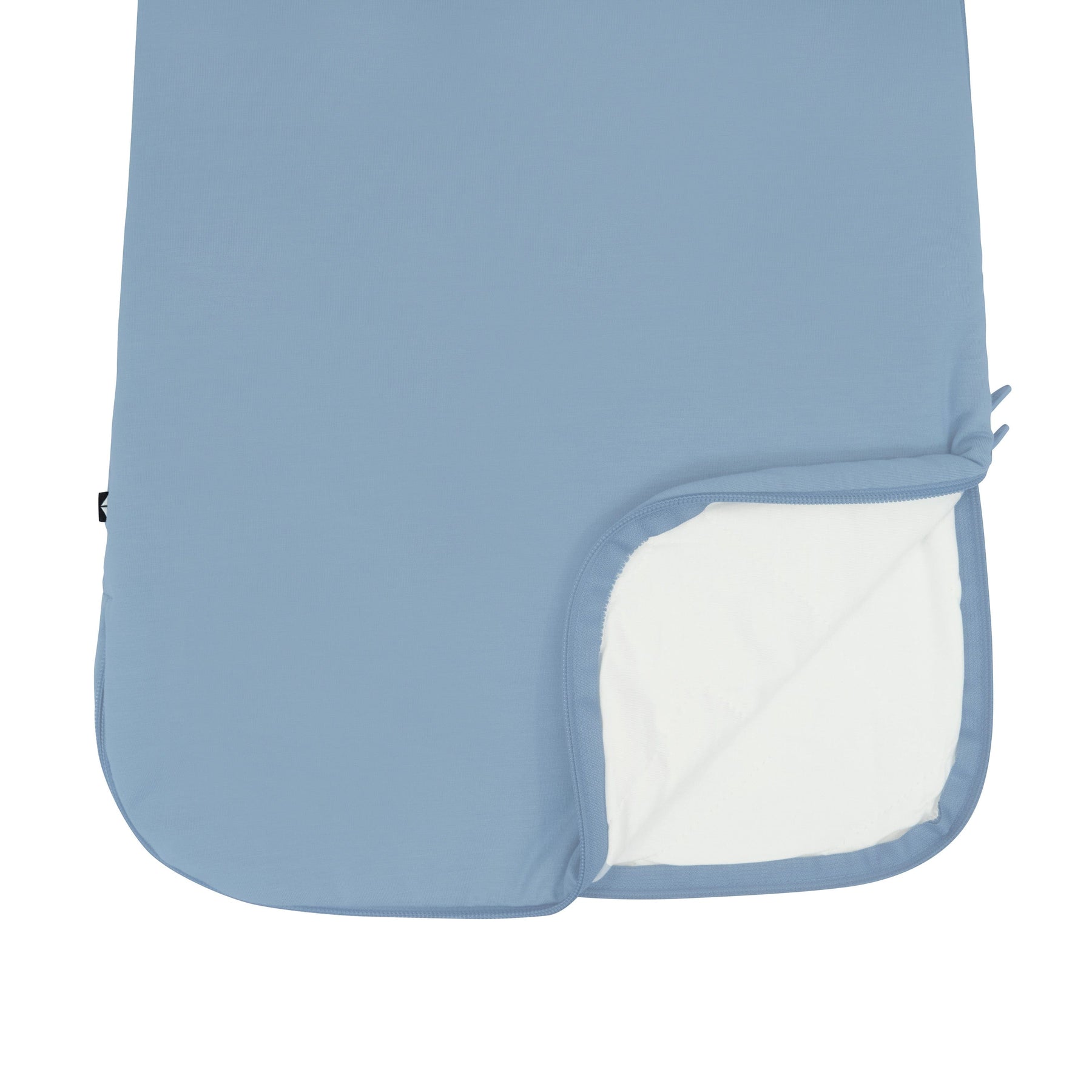 Close up of unzipped dual zipper on the Sleep Bag in Slate 1.0