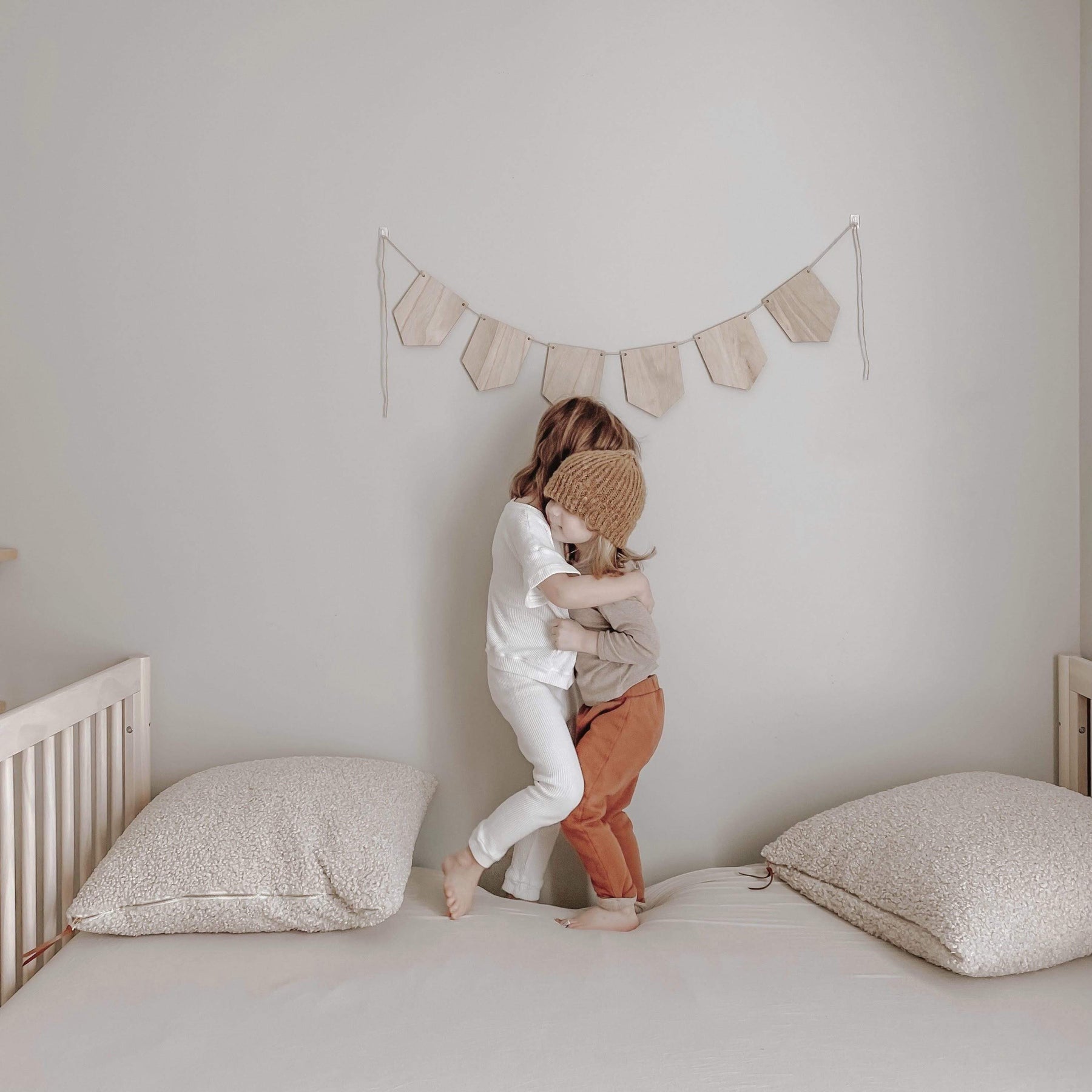 Bed with Kyte Baby Twin fitted sheet in  Oat